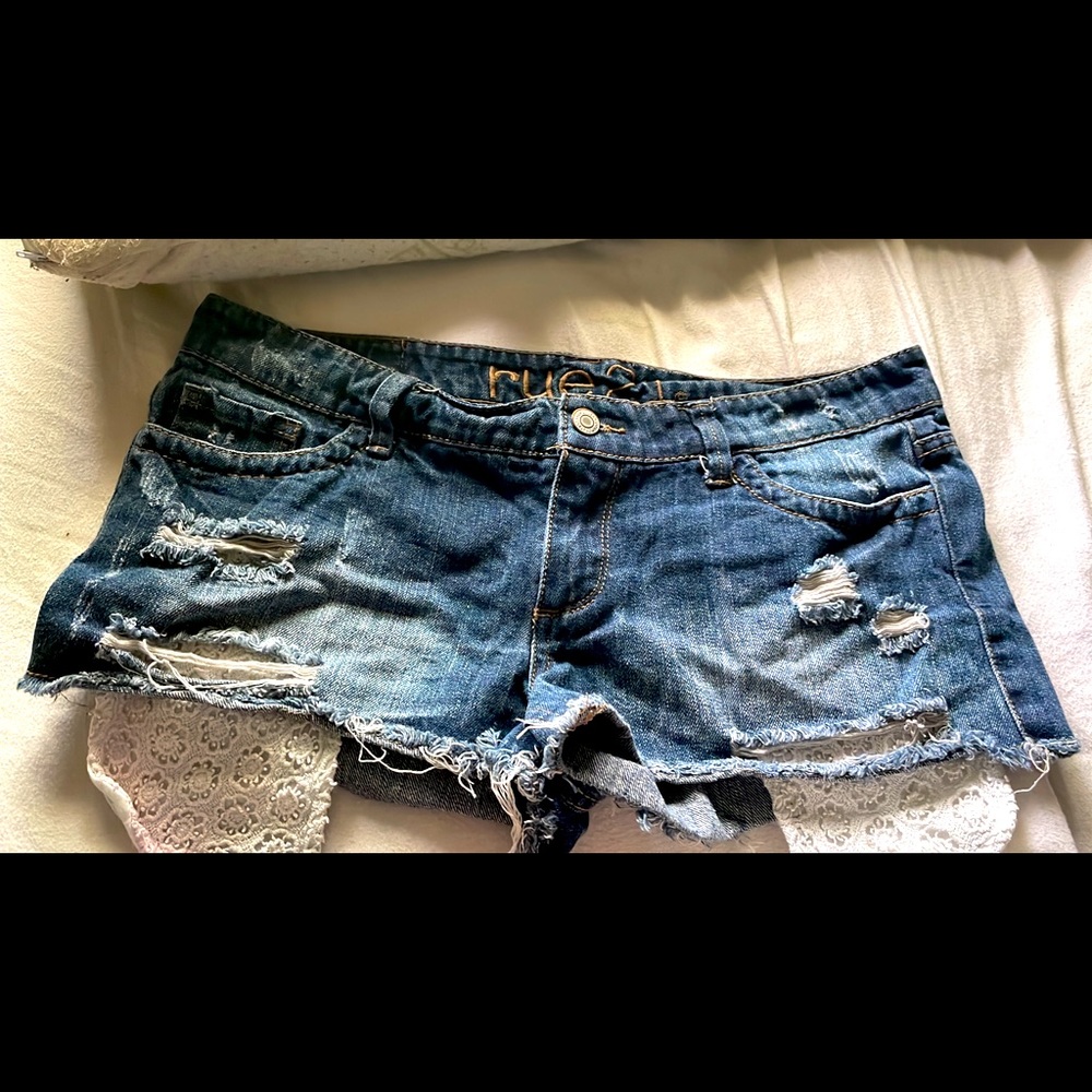 ‼️SHIPS FREE‼️ Rue 21 denim cutoff style shorts Womens Medium.